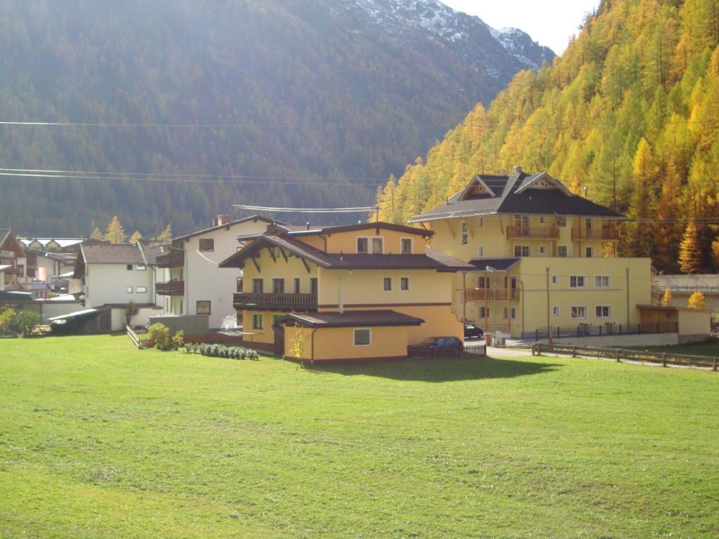 Haus Sonnschein Acomodação com café da manhã Sölden Exterior foto